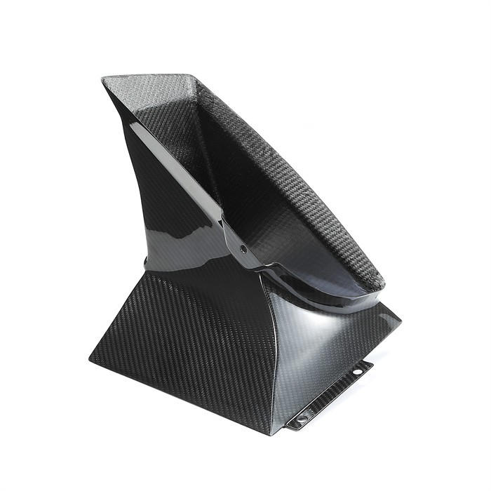 Szénszálas autóalkatrész-gyártó